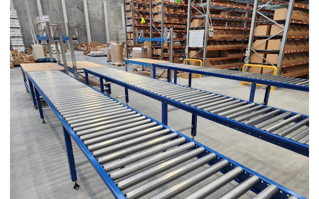 DYNO EZYROLL Gravity Roller Conveyor with Integrated Packing Bench